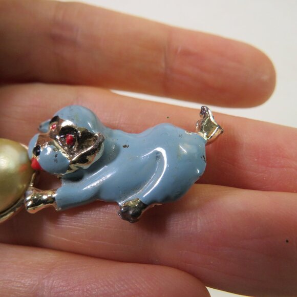Vintage Enamel Blue Dog Puppy chasing Pearl Ball Lapel Pin Brooch 1940s - 1960s - Picture 4 of 9